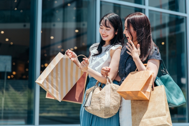 ショッピングを楽しむ若い女性