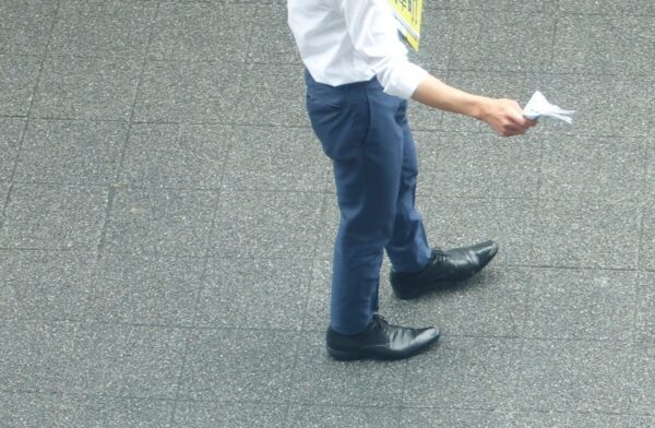 チラシ配りの男性