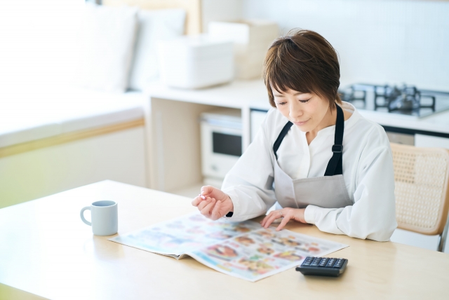 チラシを見る女性