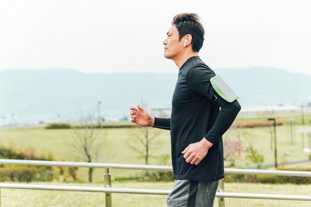ランニングをする男性