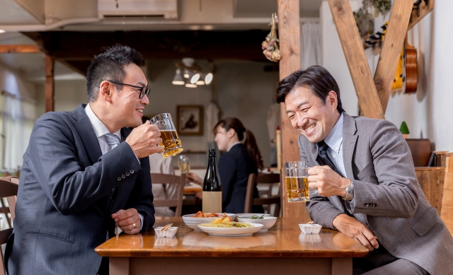 お酒を楽しむ男性二人