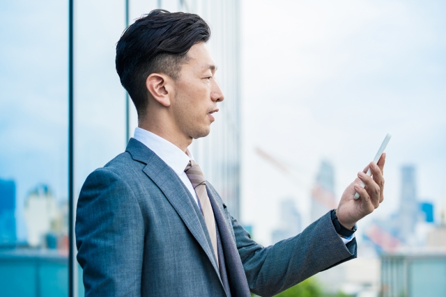 スマホを見る男性