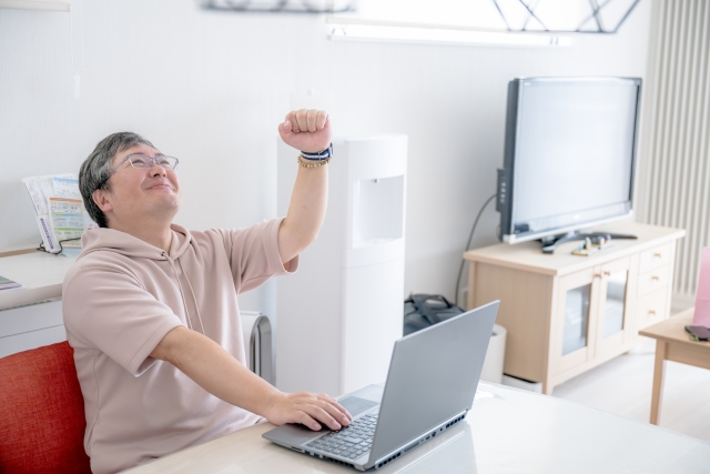 ガッツポーズする男性