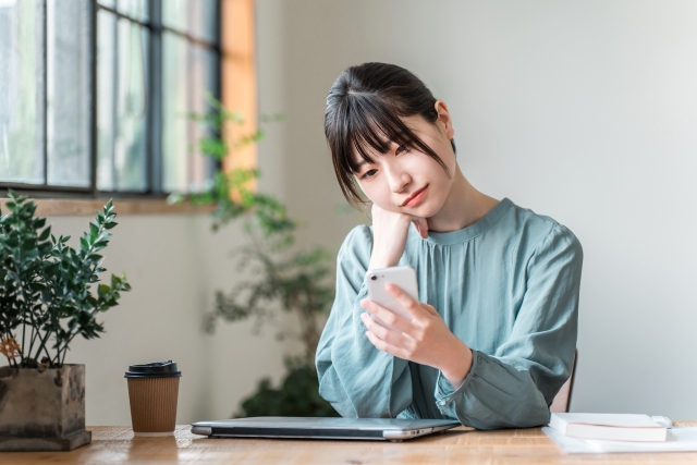 考える女性